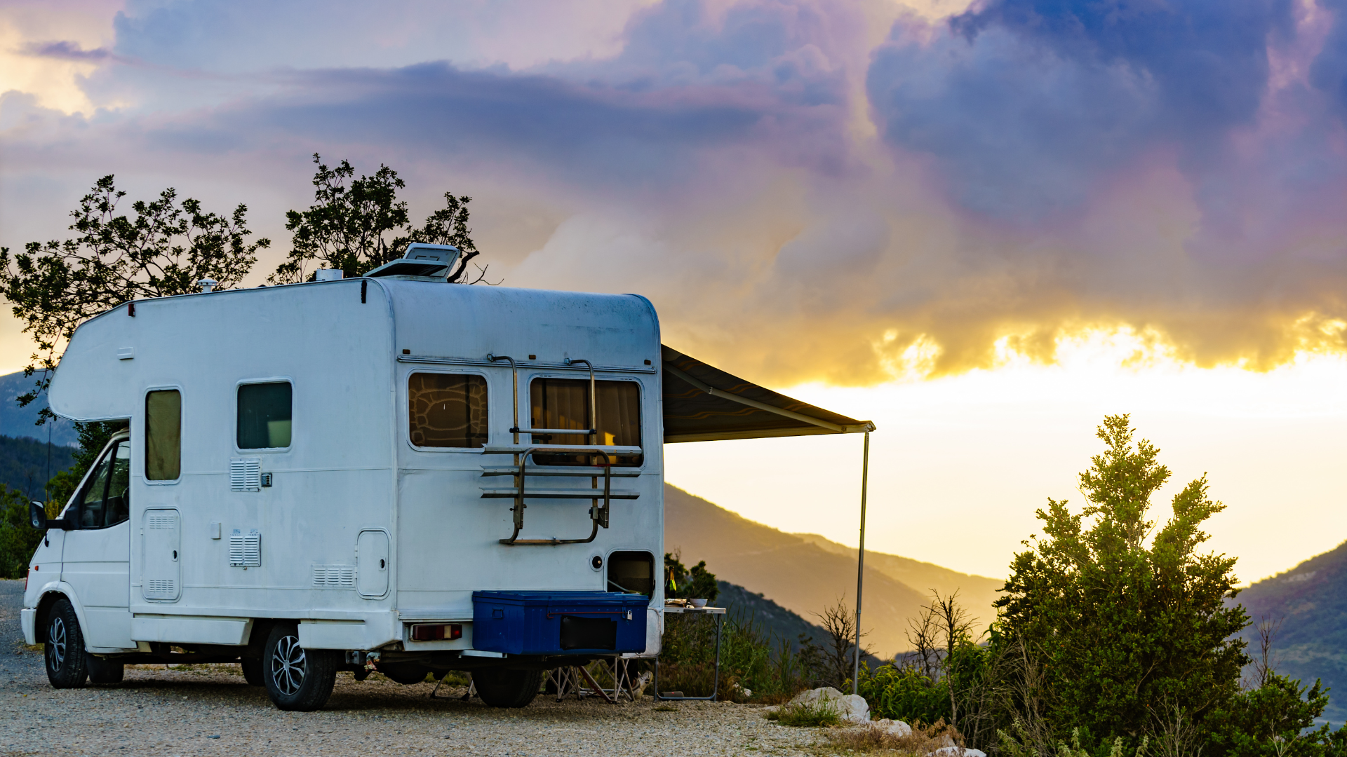 Camper parcheggiato in un'area sosta al tramonto
