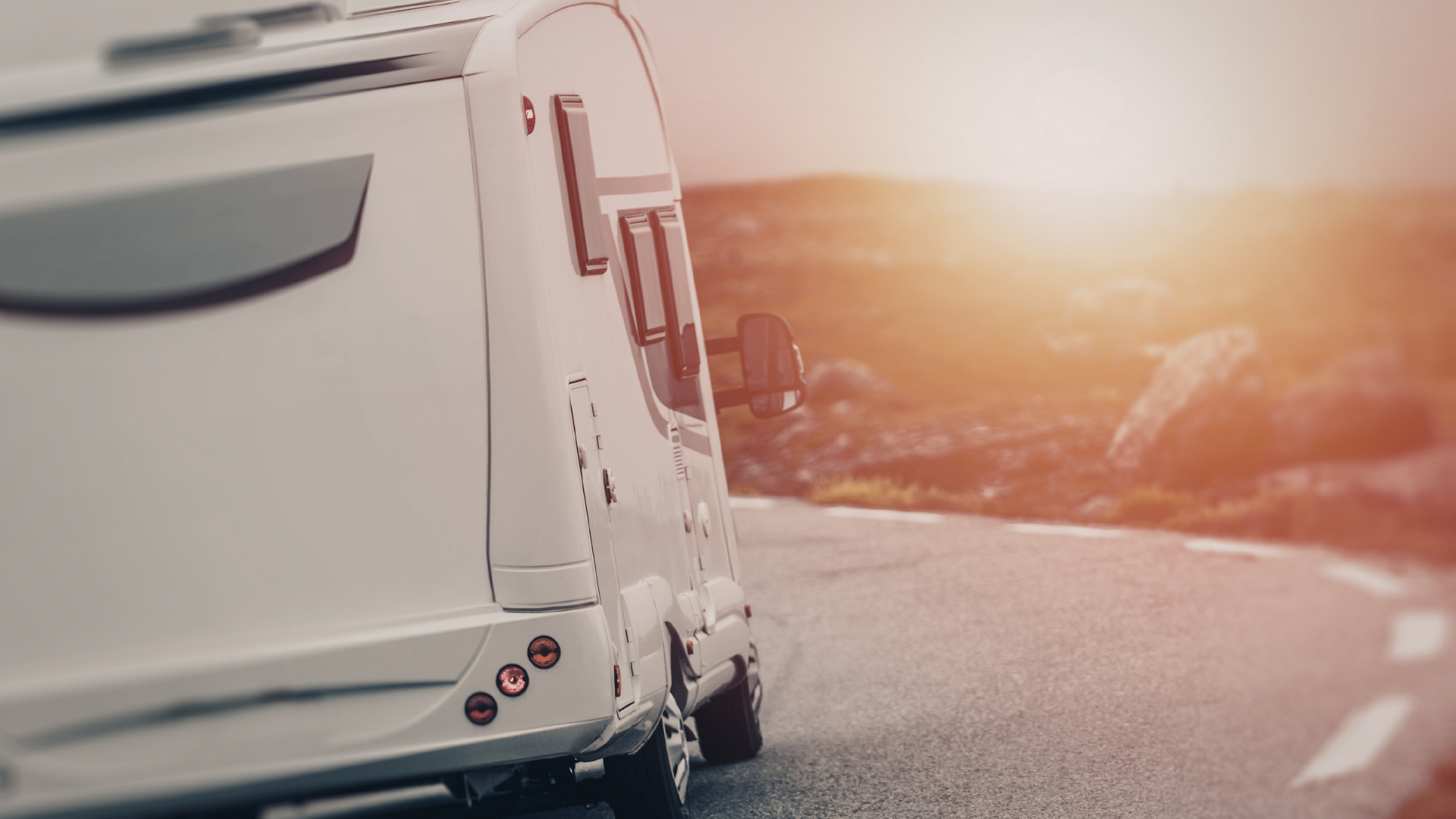 Camper bianco parcheggiato davanti a un concessionario