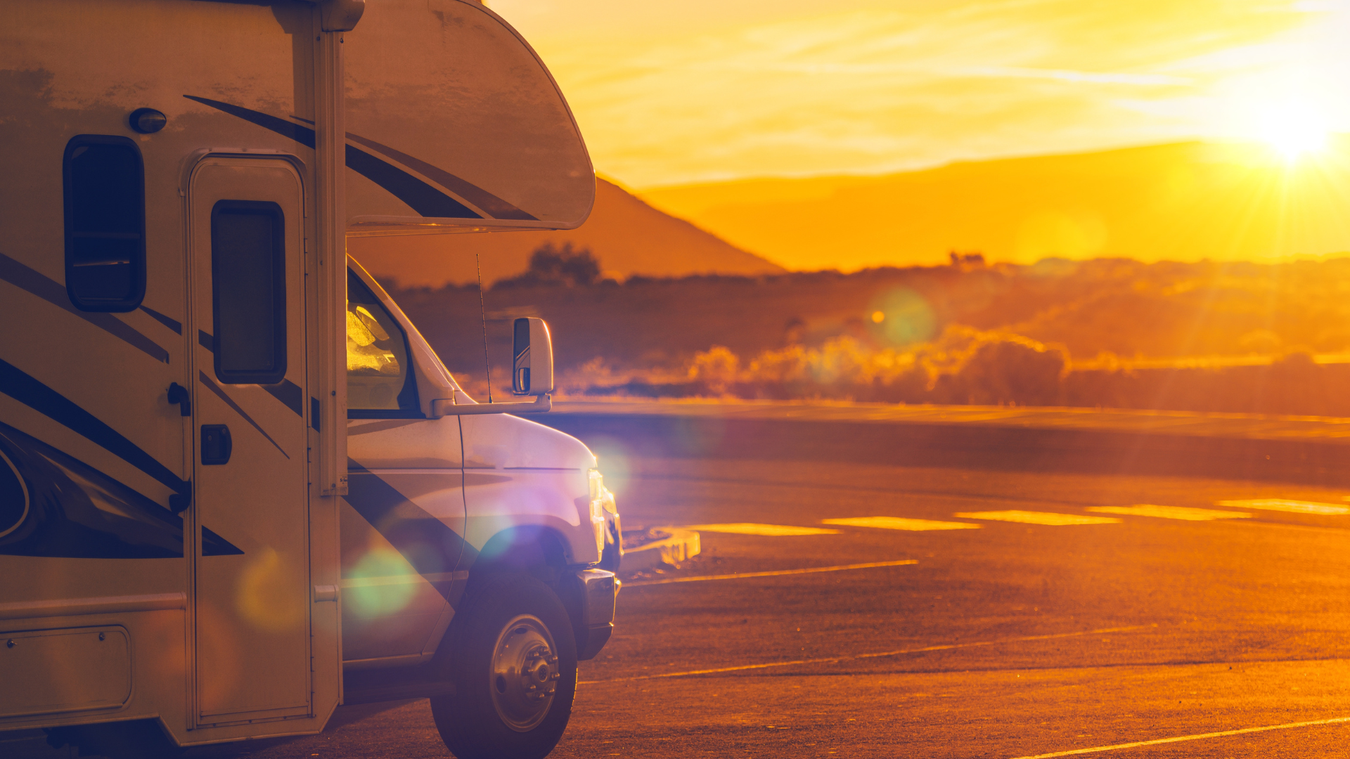 Interno di un camper moderno con dinette e tavolo