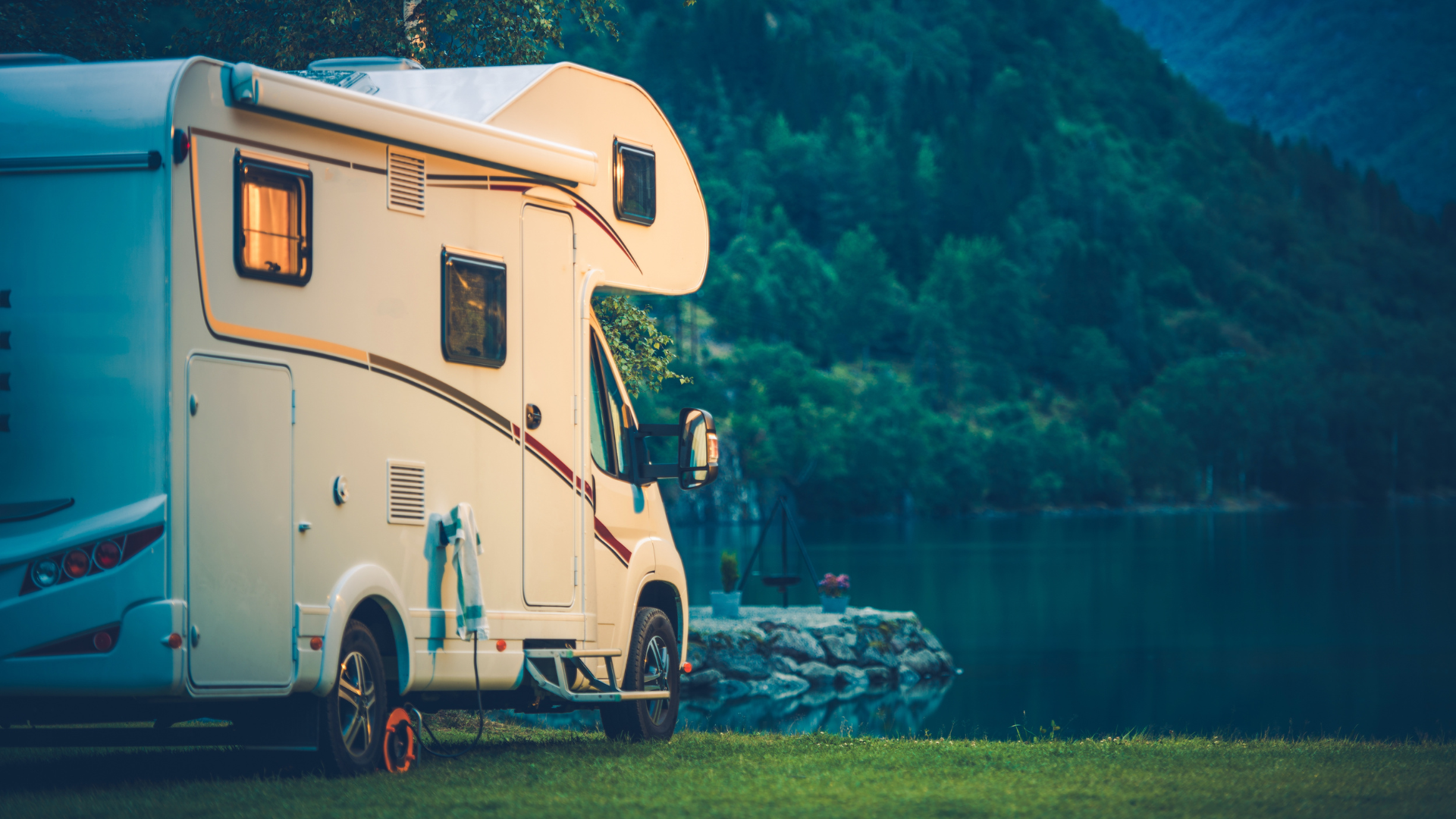 Camper in sosta in un paesaggio di montagna