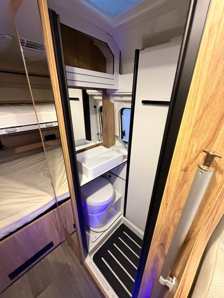 VAN FONT VENDOME CON DOPPIO LETTO MATRIMONIALE - foto 9