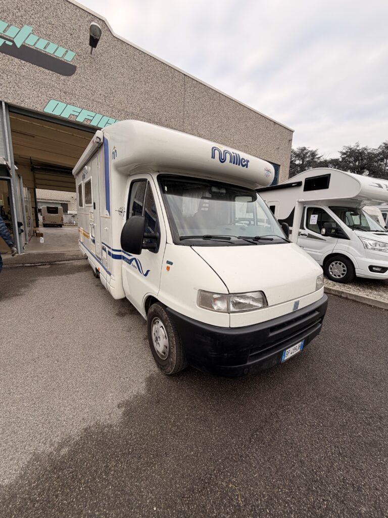 CAMPER SEMINTEGRALE MILLER CON LETTO ALLA FRANCESE