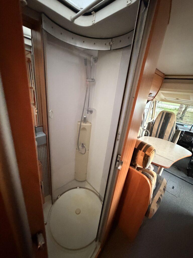 MOTORHOME HYMER B614 CON LETTO TRASVERSALE - foto 6