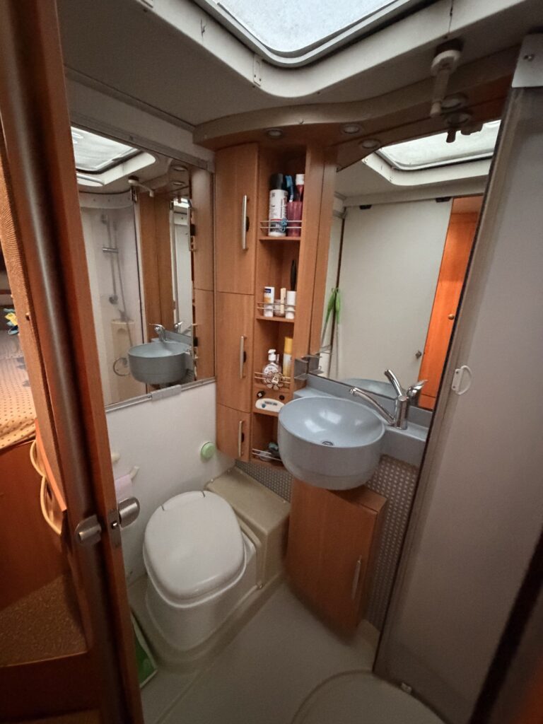 MOTORHOME HYMER B614 CON LETTO TRASVERSALE - foto 7