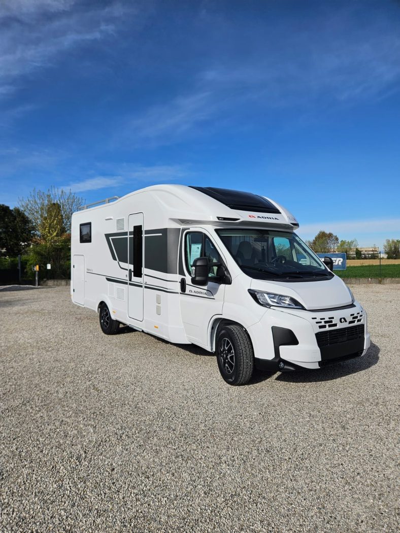 Semintegrale ADRIA MATRIX AXESS 670 SL + "PRONTI A PARTIRE" - foto 3