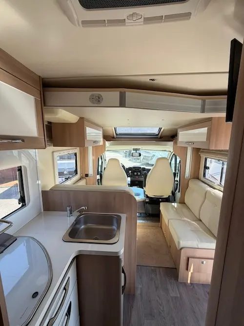 Caravan International Magis 95 XT: semintegrale compatto - foto 12