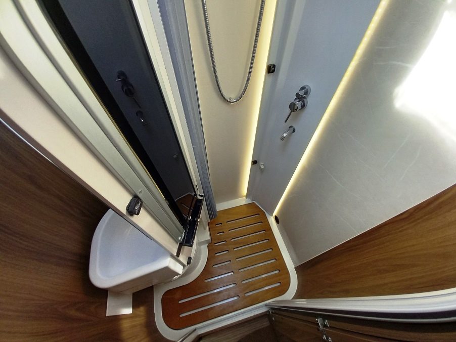 Arca H 699 GLG, motorhome letti gemelli, telaio alko e doppio pavimento, € 84900,00 - Barbera Caravan - foto 15