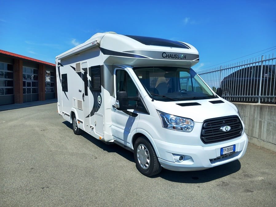 Chausson Flash 716 semintegrale con castelli e garage € 49900,00 - Barbera Caravan