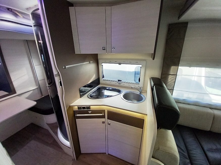 Chausson Flash 716 semintegrale con castelli e garage € 49900,00 - Barbera Caravan - foto 10