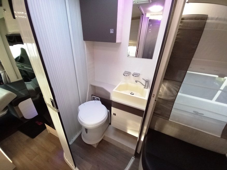 Chausson Flash 716 semintegrale con castelli e garage € 49900,00 - Barbera Caravan - foto 15