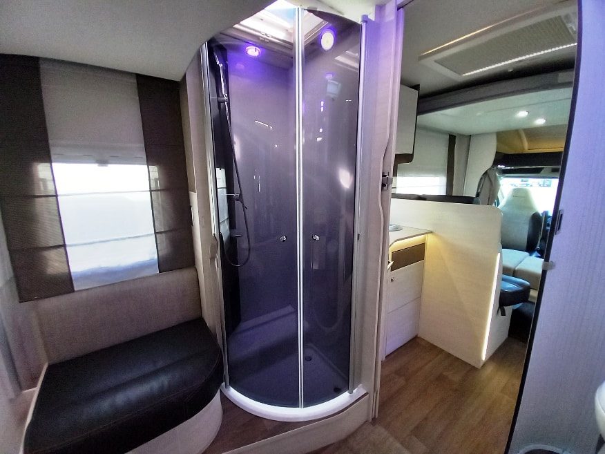 Chausson Flash 716 semintegrale con castelli e garage € 49900,00 - Barbera Caravan - foto 16